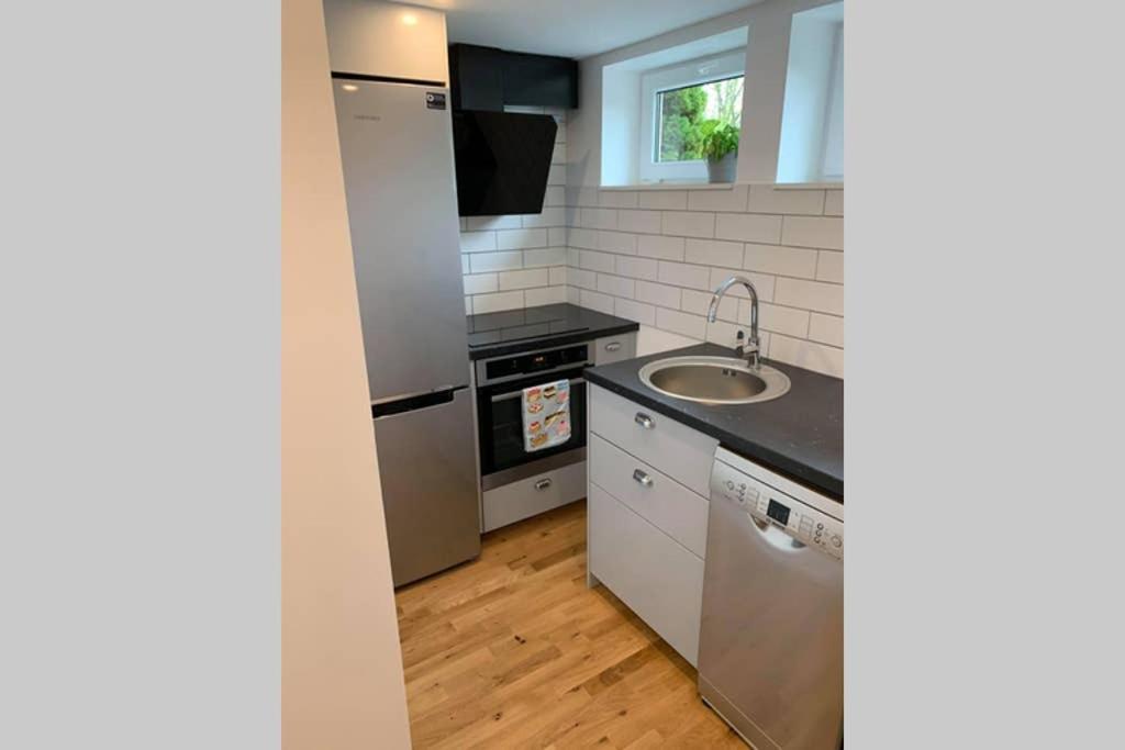 Nyrenoverat Kaellarlaegenhet Apartment Ljungskile Ngoại thất bức ảnh